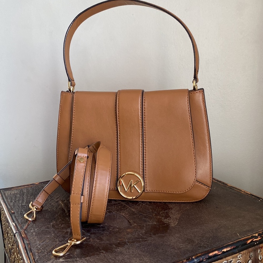 🌹MINT condition, Beautiful Michael Kors, deep tan bag with many compartments.